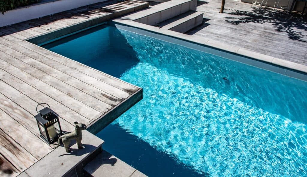 Jardin de niveaux intégrant la banquette à la piscine